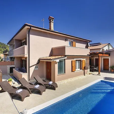 In With Private Pool & Bbq