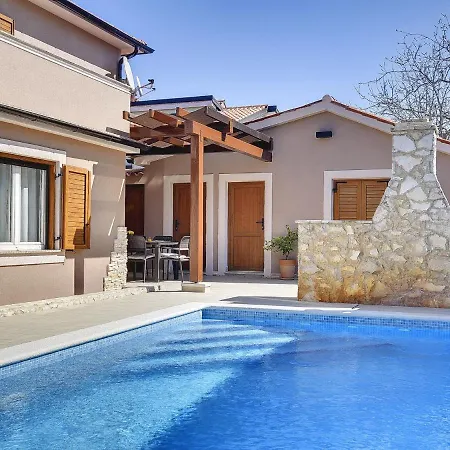 In With Private Pool & Bbq Будинок відпочинку