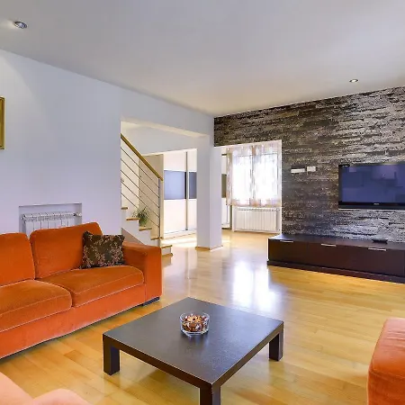 In With Private Pool & Bbq Будинок відпочинку *