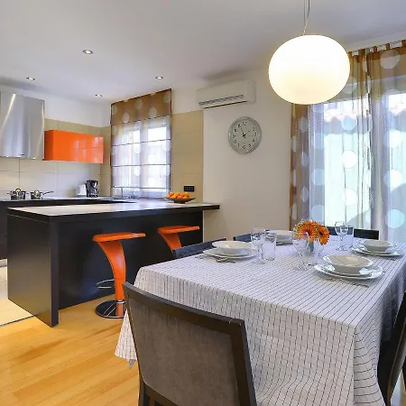 In With Private Pool & Bbq Будинок відпочинку *