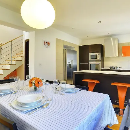 Будинок відпочинку In With Private Pool & Bbq *