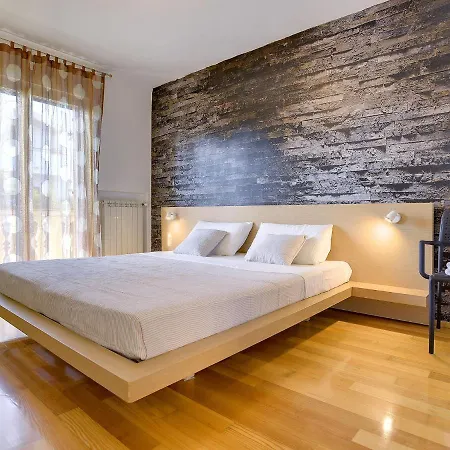 Будинок відпочинку In With Private Pool & Bbq