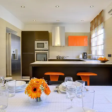 In With Private Pool & Bbq