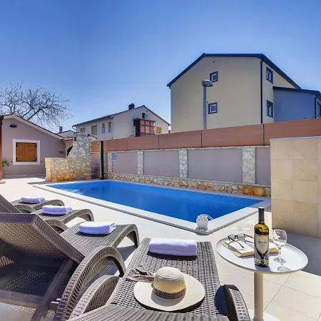 Modern With Swimming Pool Holiday home Pula