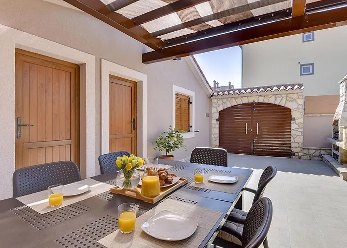 Feriehus In With Private Pool & Bbq Pula
