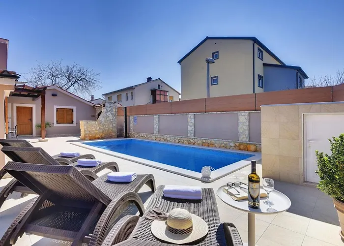 In With Private Pool & Bbq Feriehus Pula