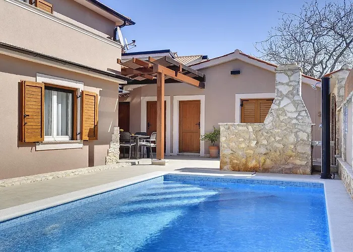 In With Private Pool & Bbq بيت للعطل