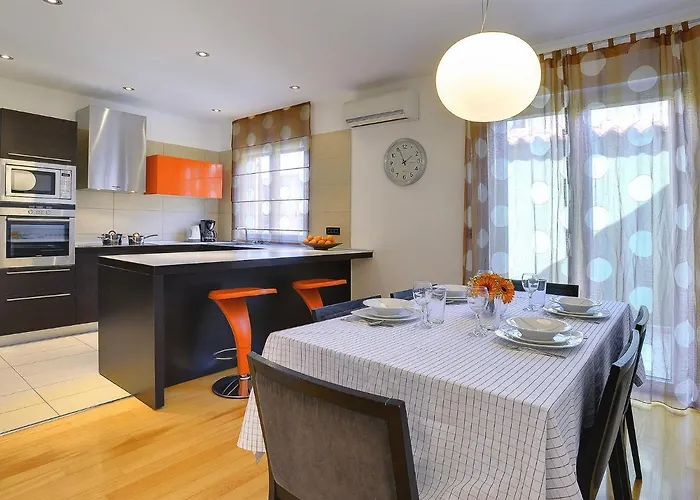 In With Private Pool & Bbq بيت للعطل *