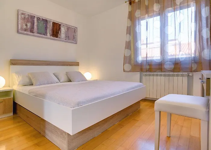 In With Private Pool & Bbq بيت للعطل *