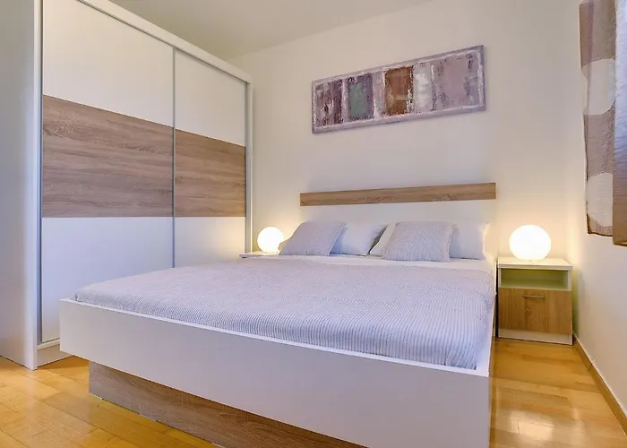 In With Private Pool & Bbq بيت للعطل *