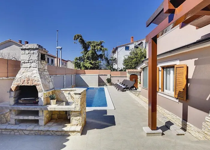 In With Private Pool & Bbq بولا