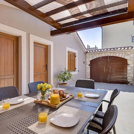 Holiday home In With Private Pool & Bbq Pula
