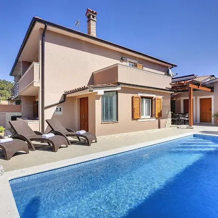 In With Private Pool & Bbq Holiday home Pula